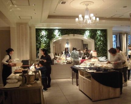 ビュッフェ、正面