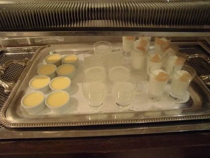 プリン、ゼリー、ゼリークリーム乗せ