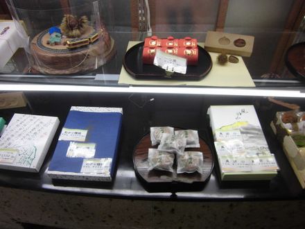 店内陳列ケース、栗饅頭、風師山